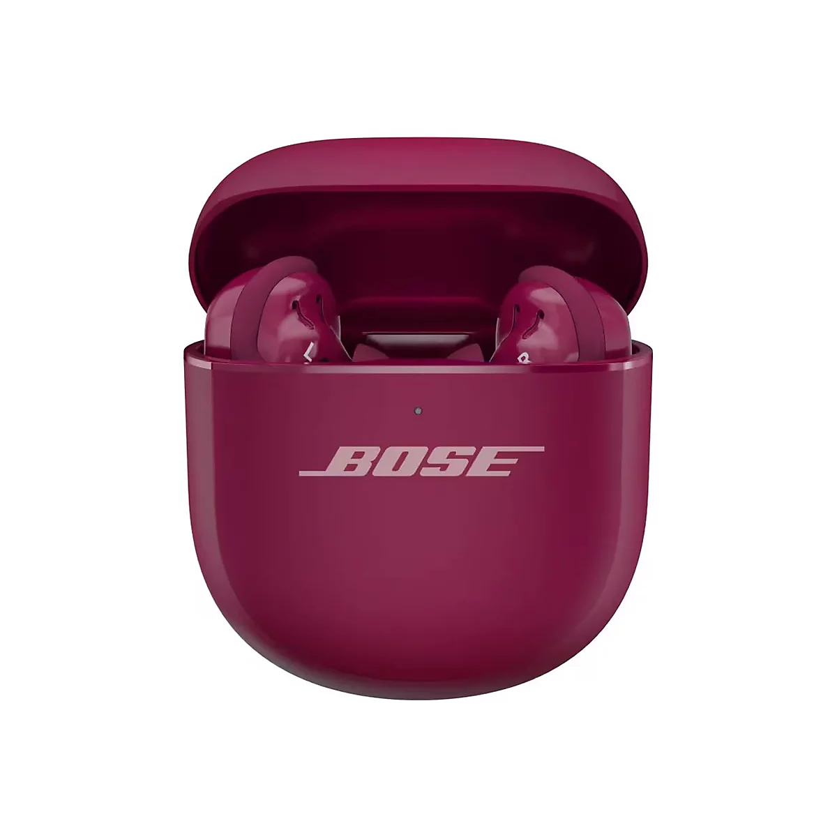 Geöffnetes, weinrotes Bose Ladecase mit darin befindlichen kabellosen In-Ear-Kopfhörern vor weißem Hintergrund.