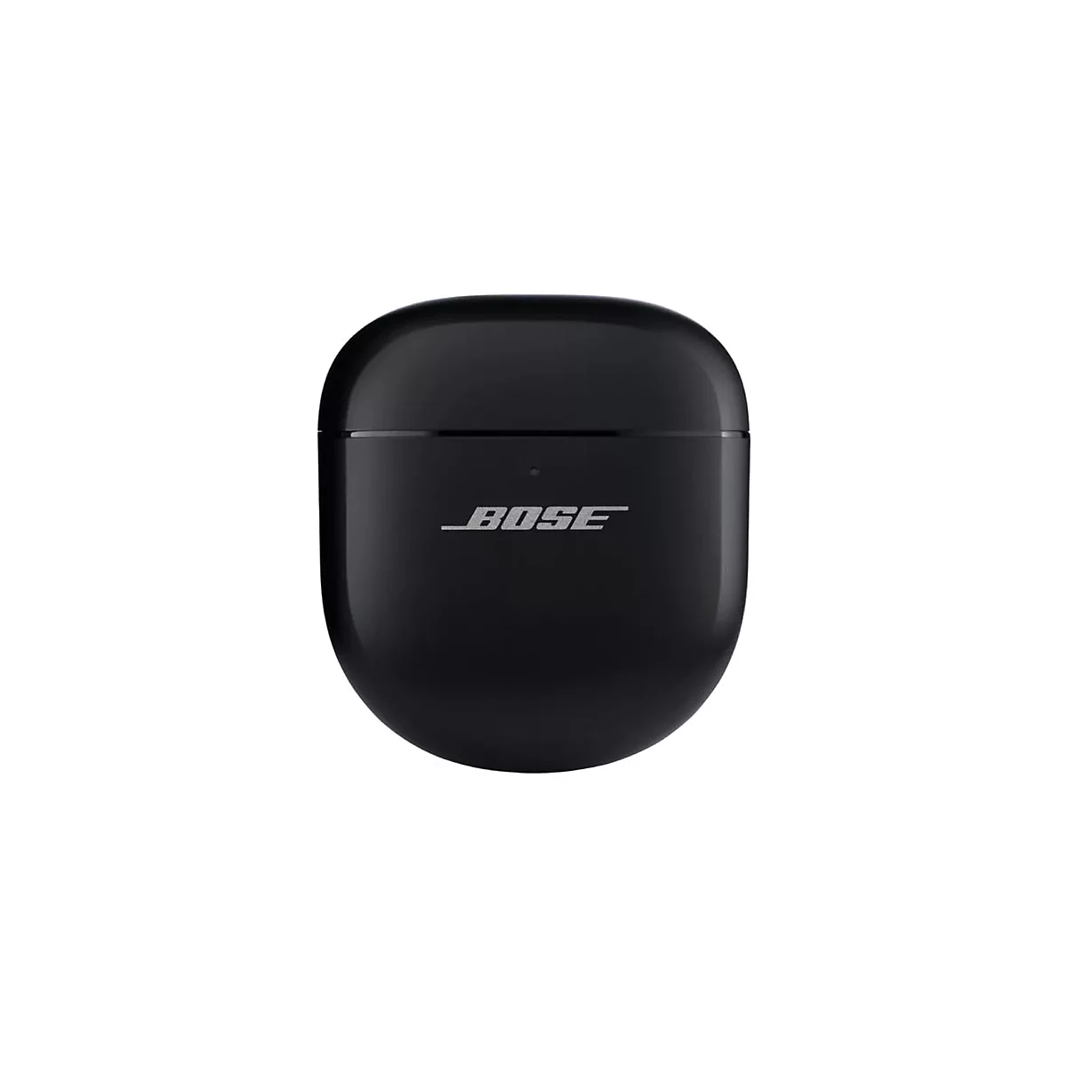Schwarzes Bose Ladeetui für Kopfhörer mit silbernem Logo auf der Vorderseite vor weißem Hintergrund.