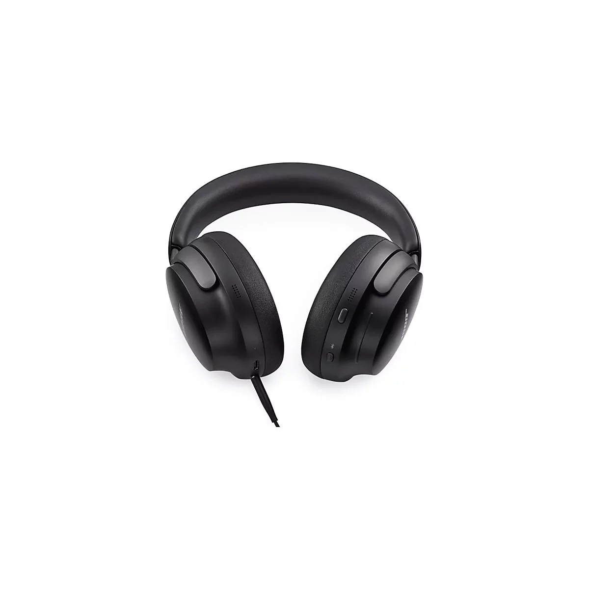 Schwarze Over-Ear-Kopfhörer vor weißem Hintergrund mit sichtbarem Kabel und Bedienelementen an der Seite.