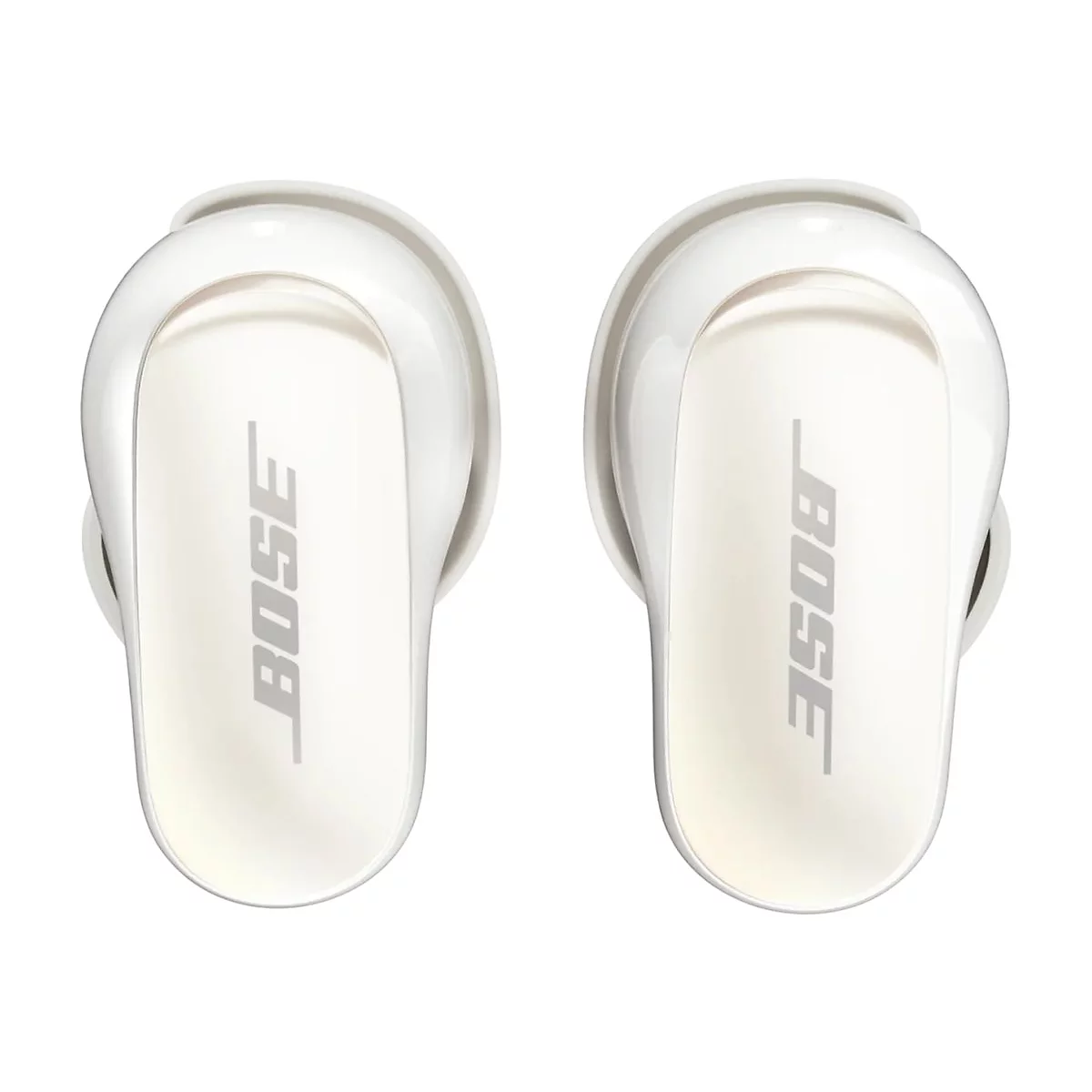 Zwei weiße Bose In-Ear-Kopfhörer vor weißem Hintergrund.