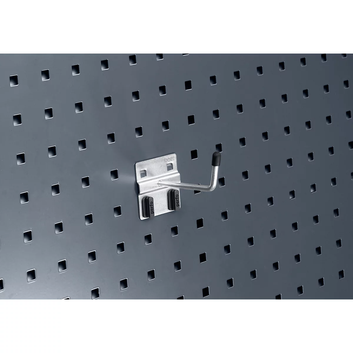 Metallhaken an Lochwand. Haken silberfarben, schwarze Spitze, auf grauer Wand mit quadratischen Löchern.