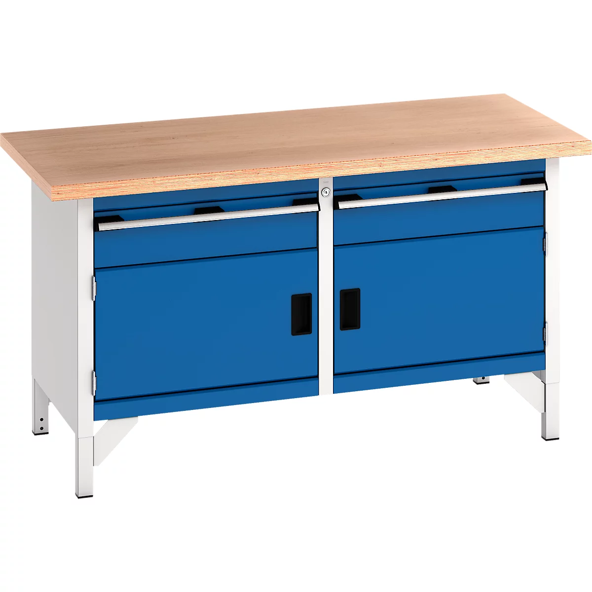 Werkbank met blauwe kastdeur en licht houten bovenblad.