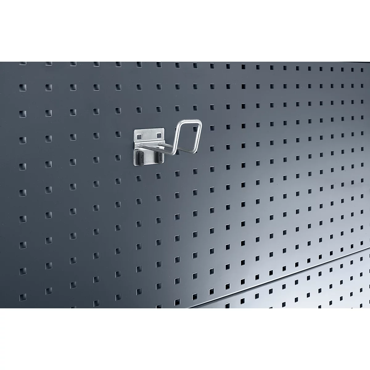 Metallhaken an Lochwand. Haken ist hell und glänzend.