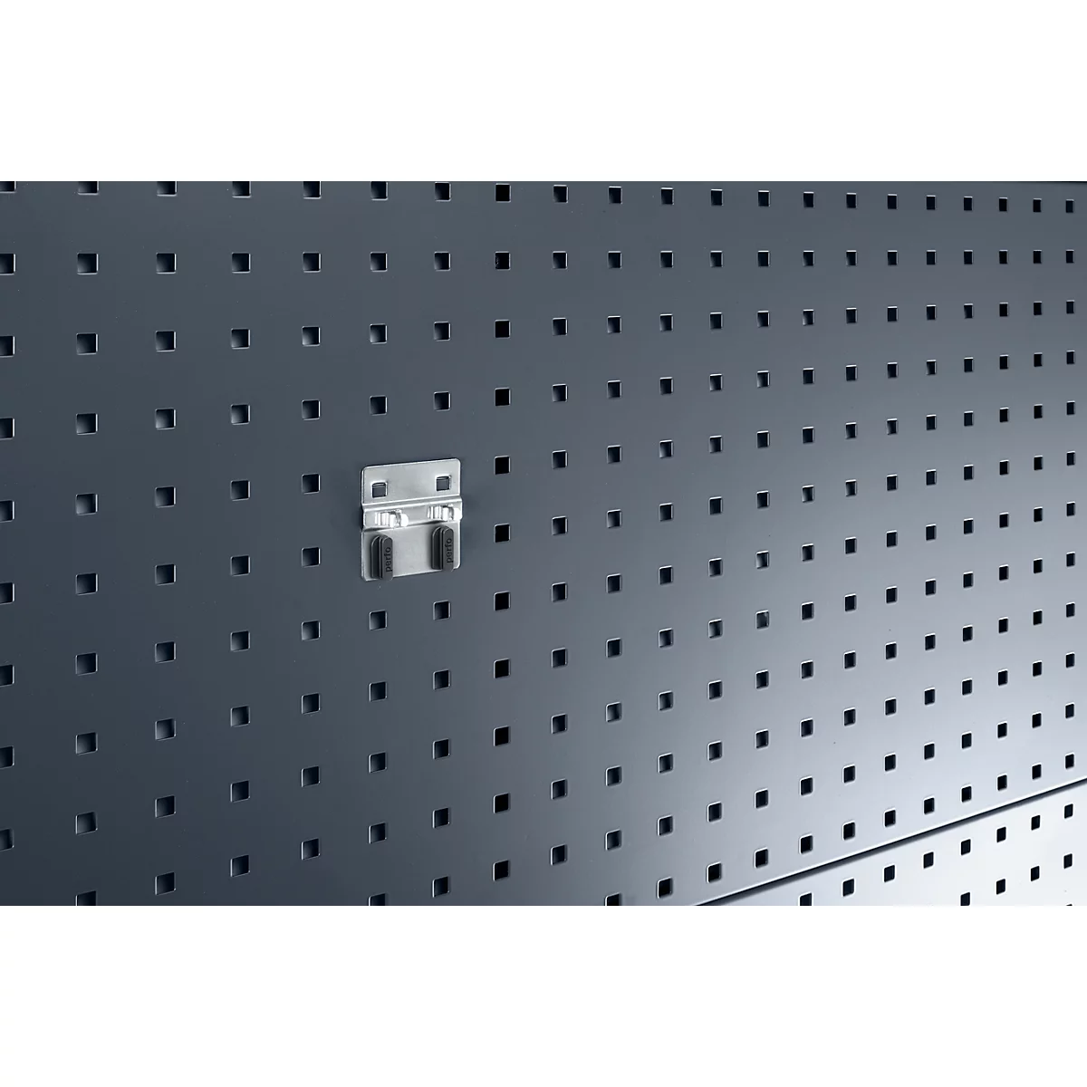 Detailaufnahme einer grauen Lochwand mit Metallhaken.
