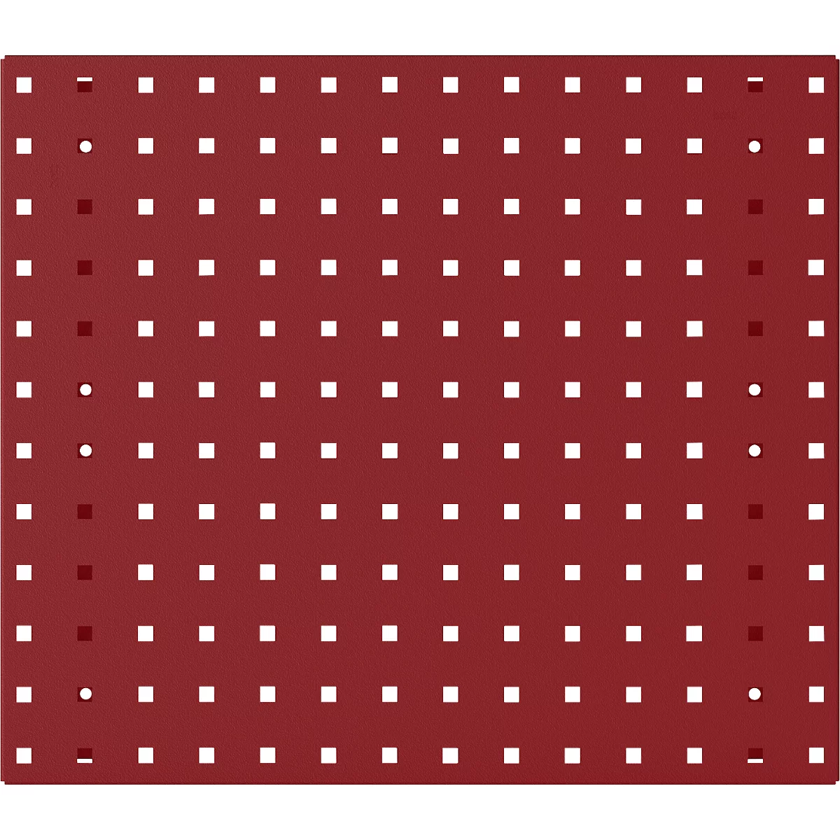 Burgunderfarbene Platte mit quadratischen und runden Löchern. Die Löcher sind regelmäßig angeordnet.