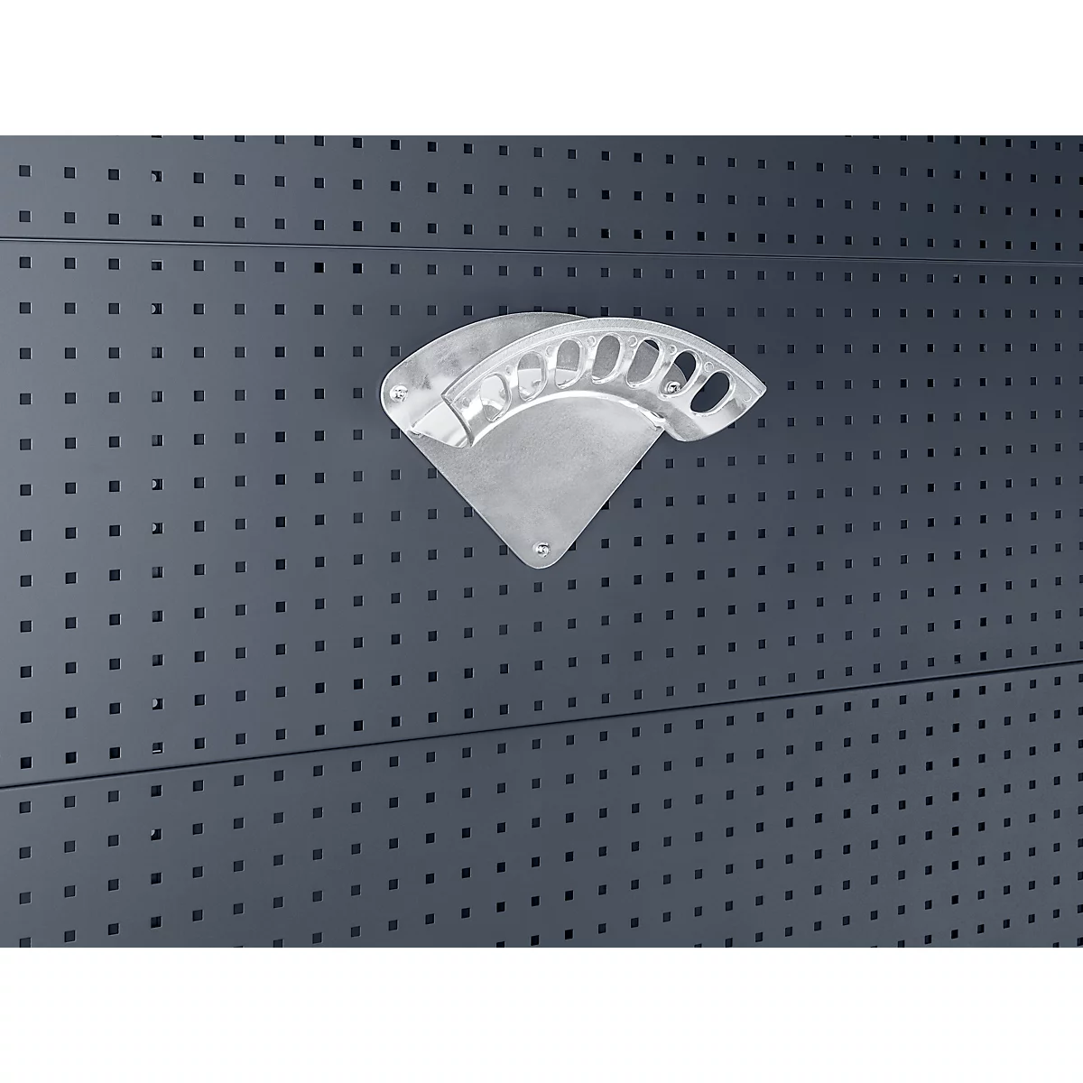 Metallhalterung für Werkzeug an perforierter Wand. Grauer Hintergrund.