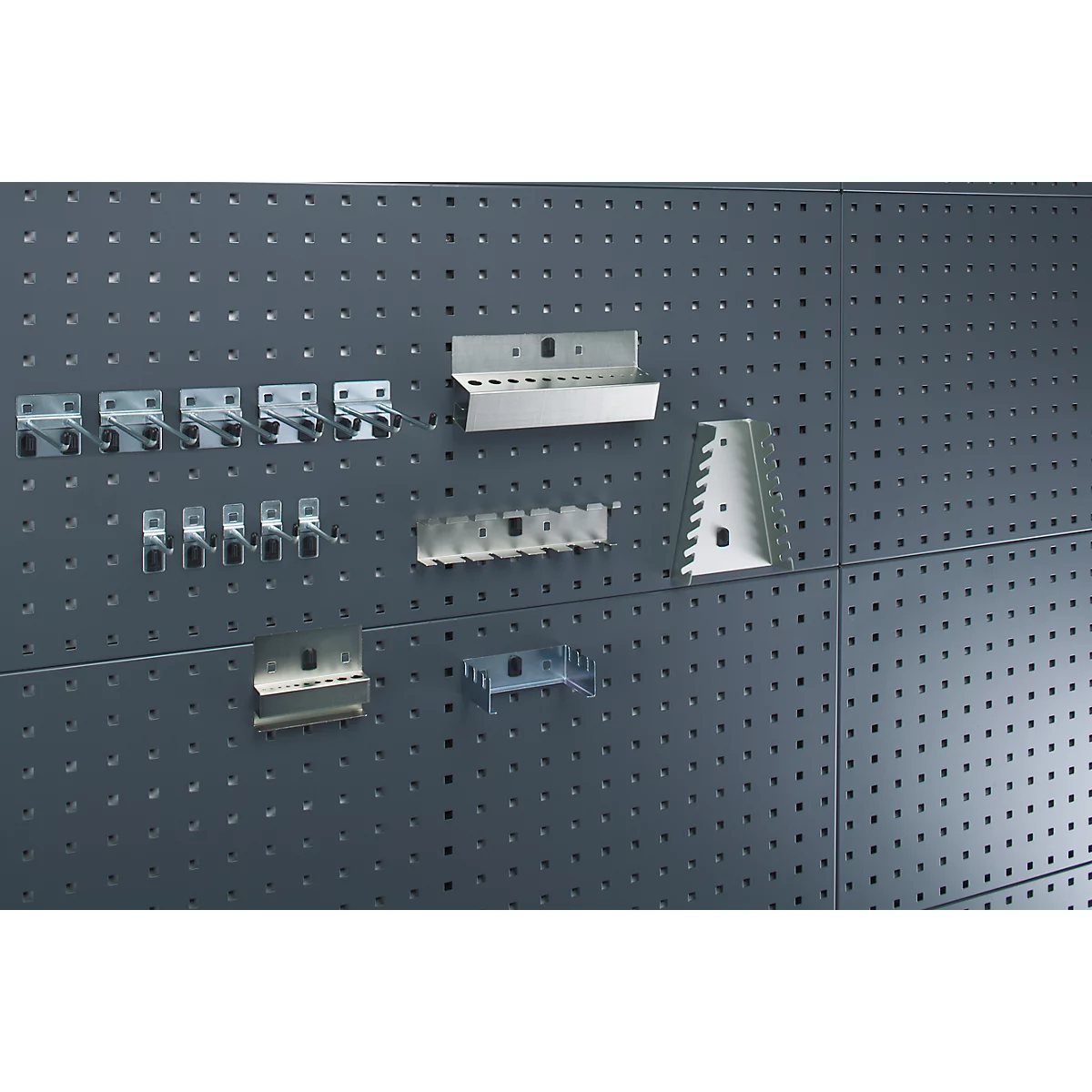 Graue Kamera-Umrisszeichnung auf weißem Hintergrund.