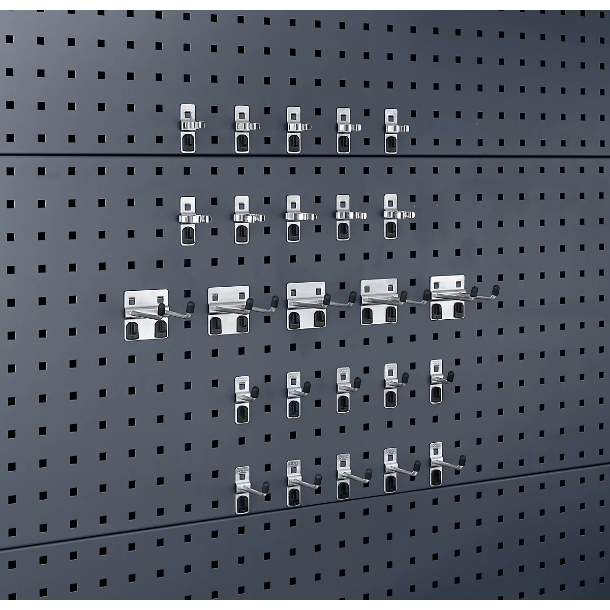 Graue Lochwand mit verschiedenen Haken aus Metall, angeordnet in horizontalen Reihen, mit quadratischen Löchern.