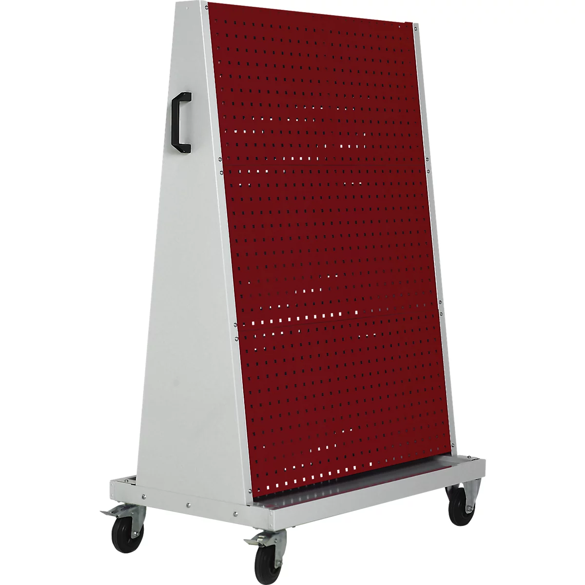 Mobiler, weiß-grauer Präsentationsständer mit roter, gelochter Tafel auf Rädern, Griff.