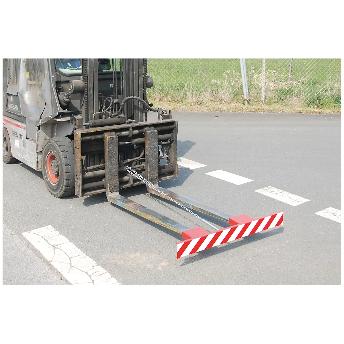 Bouclier pour fourches de chariot de levage, conformément à la réglementation allemande StVZO § 30c (1), laqué