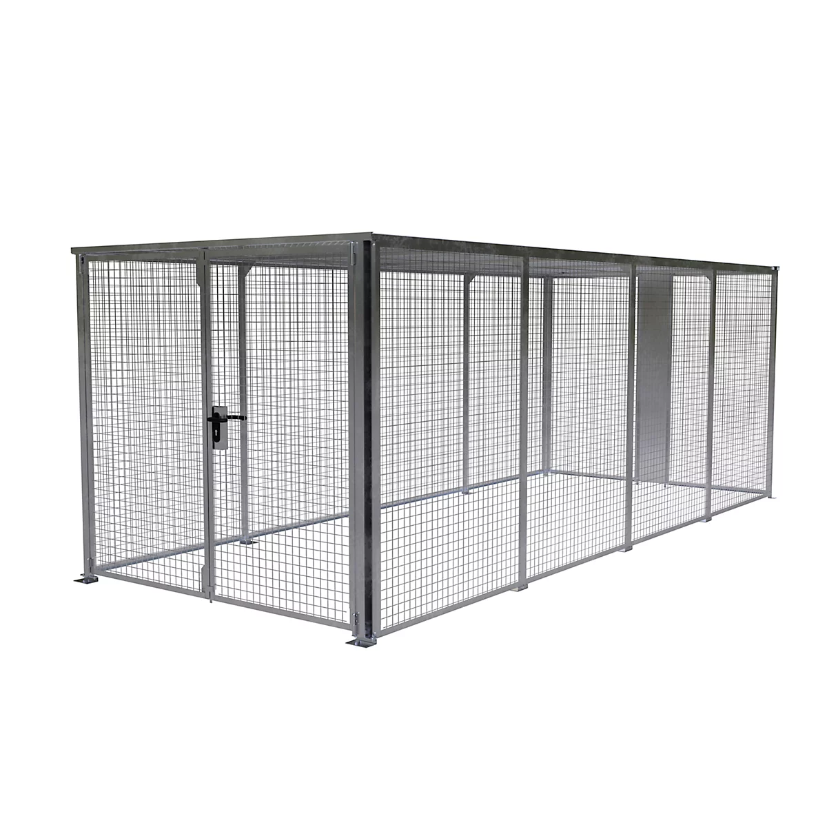 Cage métallique rectangulaire et spacieuse. La grille est fermée par une porte.