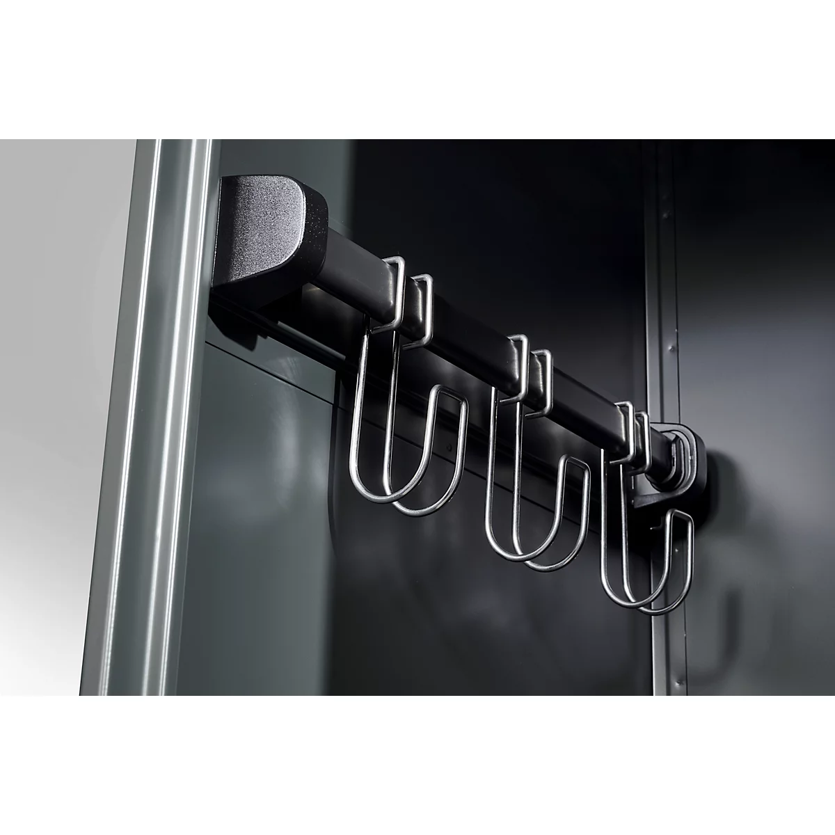 Brandweerkluis C+P Evolo Youngster, 1 vak, zonder helmhouder, vloerglijders, B 300 x D 500 x H 1530 mm, RAL 7035 lichtgrijs