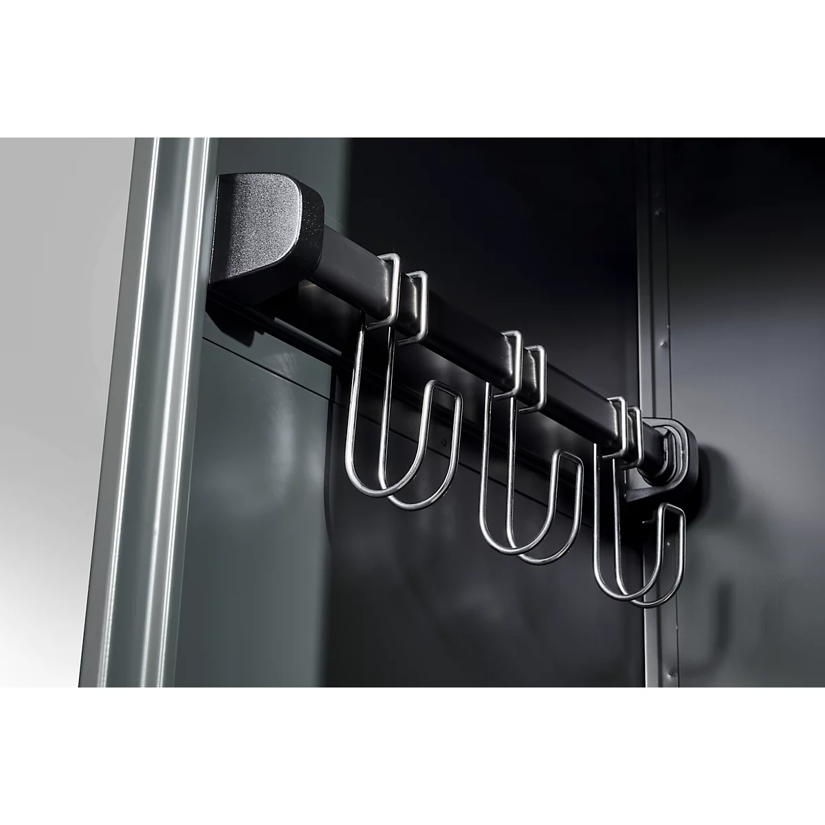 Brandweerkluis C+P Evolo Youngster, 2 vakken, zonder helmhouder, vloerglijders, B 600 x D 500 x H 1530 mm, RAL 3000 vuurrood