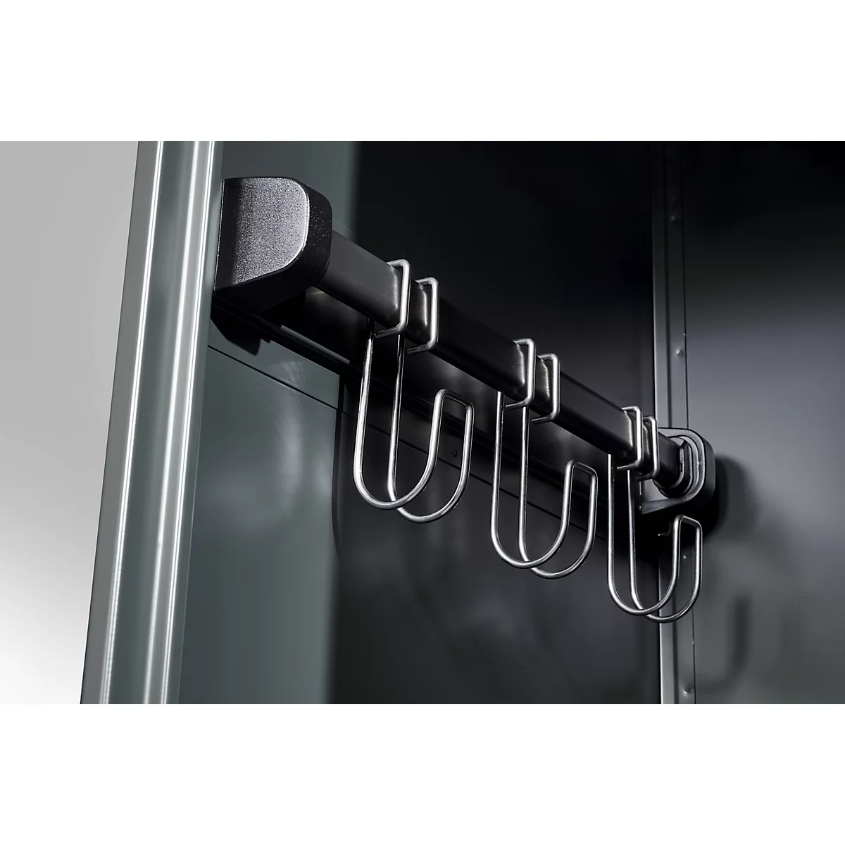 Brandweerkluis C+P Evolo Youngster, 3 vakken, zonder helmhouder, vloerglijders, B 900 x D 500 x H 1530 mm, RAL 7035 lichtgrijs