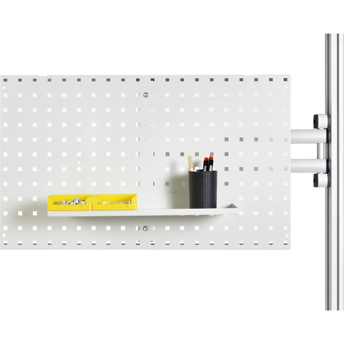Panneau perforé blanc avec étagère, boîte de rangement jaune et porte-stylos noir.