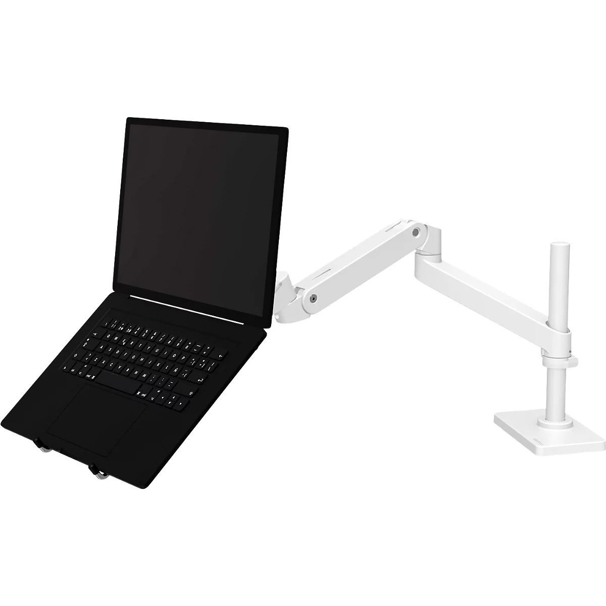 Ordinateur portable noir fixé à un bras de moniteur blanc sur fond blanc. Bras avec articulations, ordinateur incliné.
