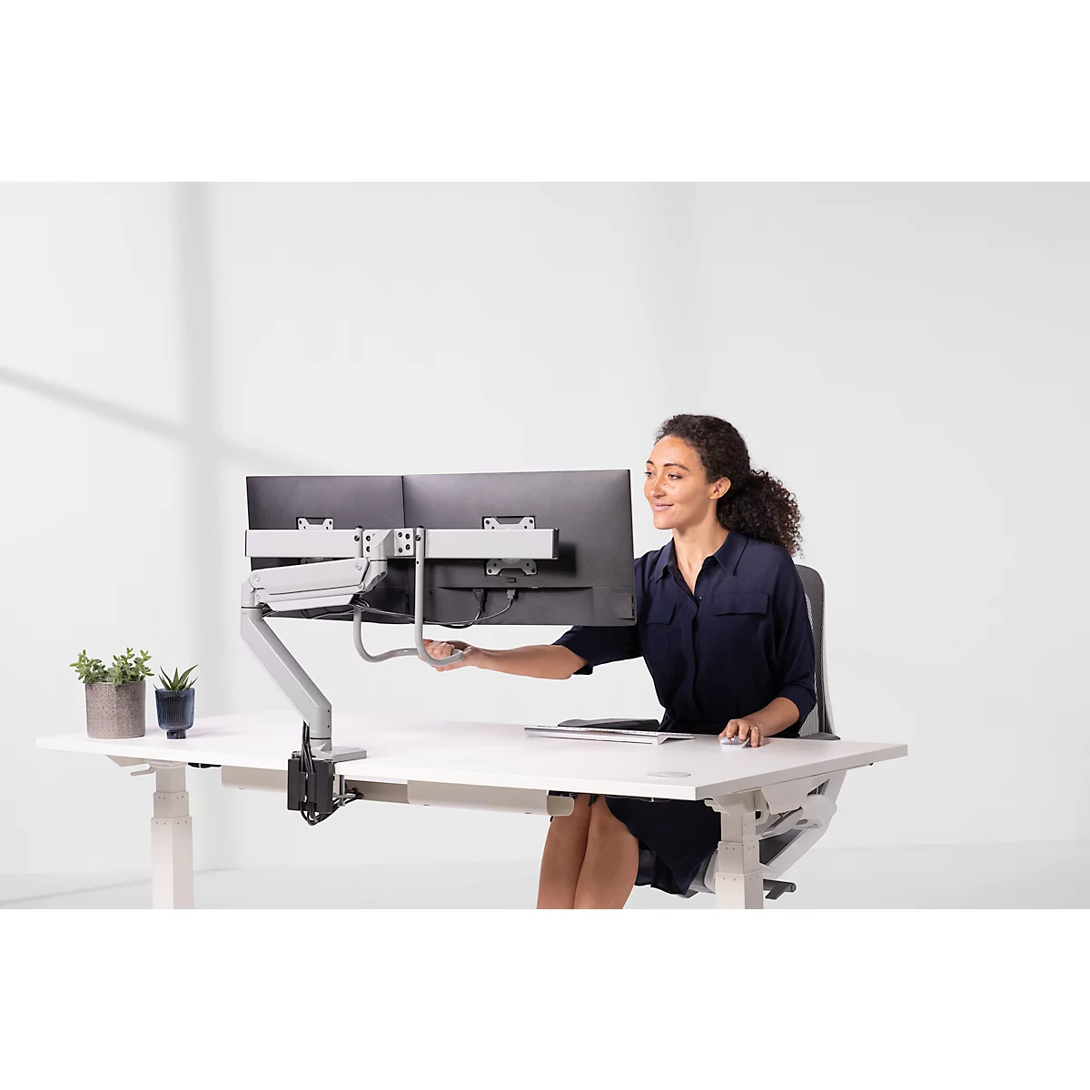 Bras pour écran Fellowes® Eppa™, pour 2 écrans jusqu'à 32" &amp; 8 kg chacun, réglable en hauteur/rotatif/pivotant/inclinable, design Crossbar, passage de câbles, pince de table, argenté