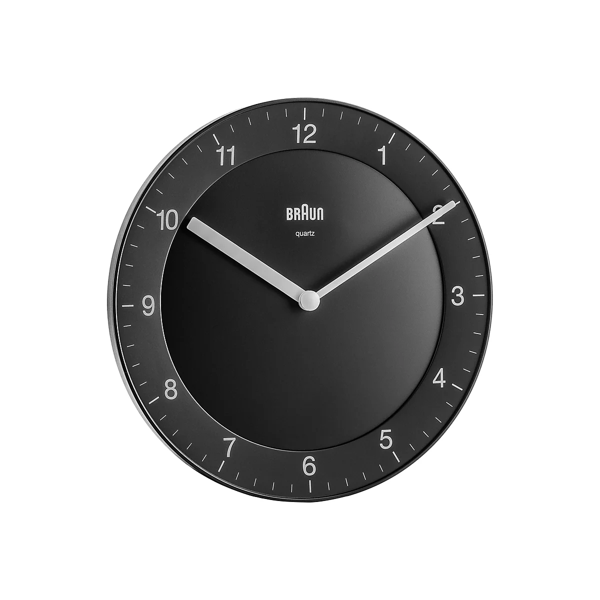 Schwarze Braun Wanduhr mit weißem Zifferblattdruck und silbernen Zeigern vor weißem Hintergrund.