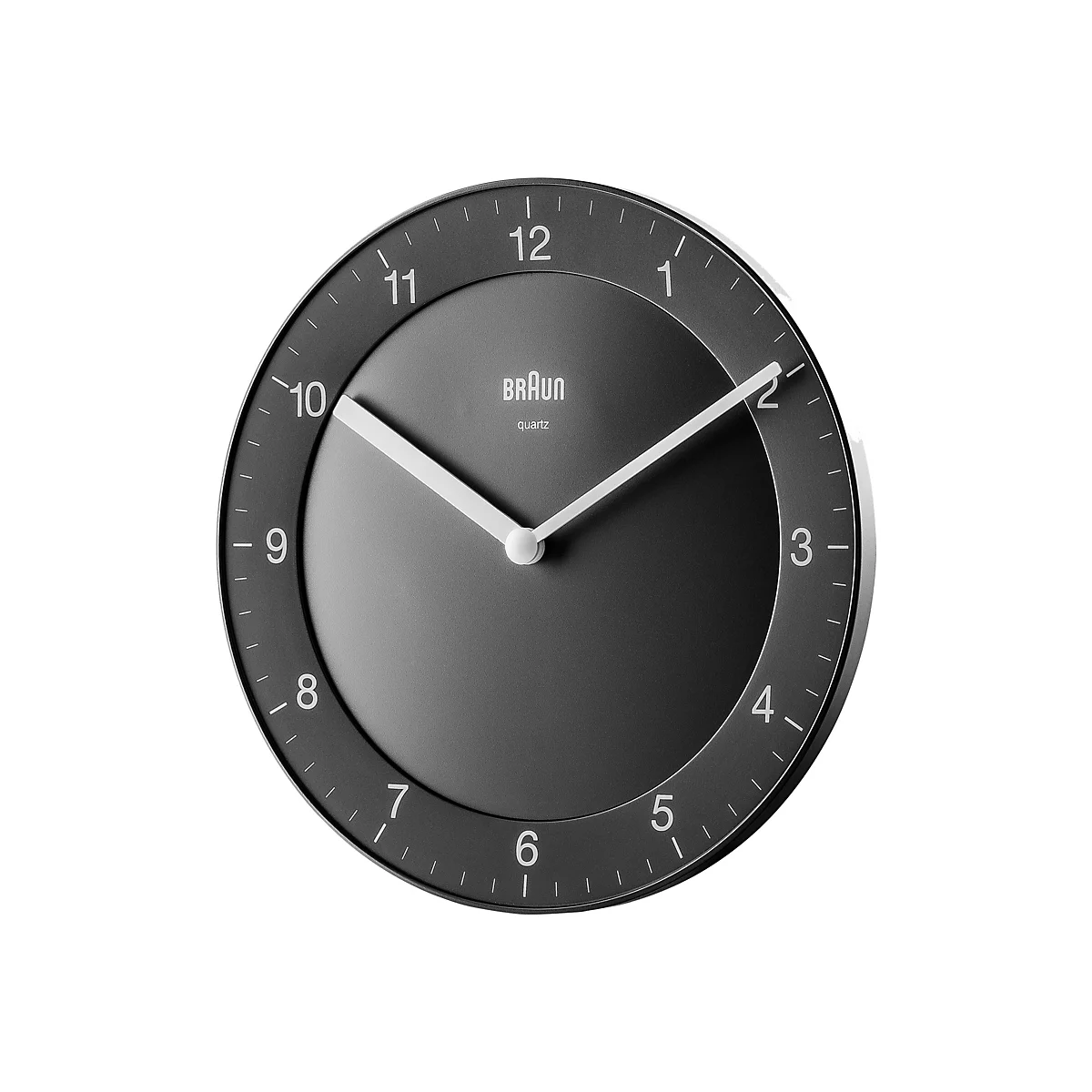 Schwarze, minimalistische Braun Wanduhr mit weißen Ziffern und filigranen, hellen Zeigern vor weißem Hintergrund.