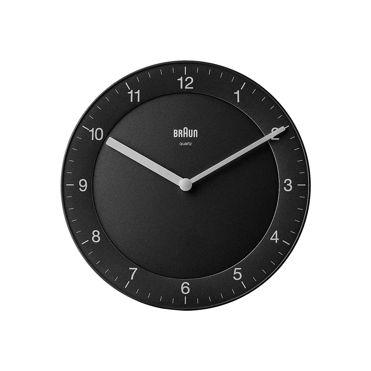 Schwarze Braun Wanduhr mit weißem Zifferblattdruck und silbernen Zeigern auf weißem Hintergrund.