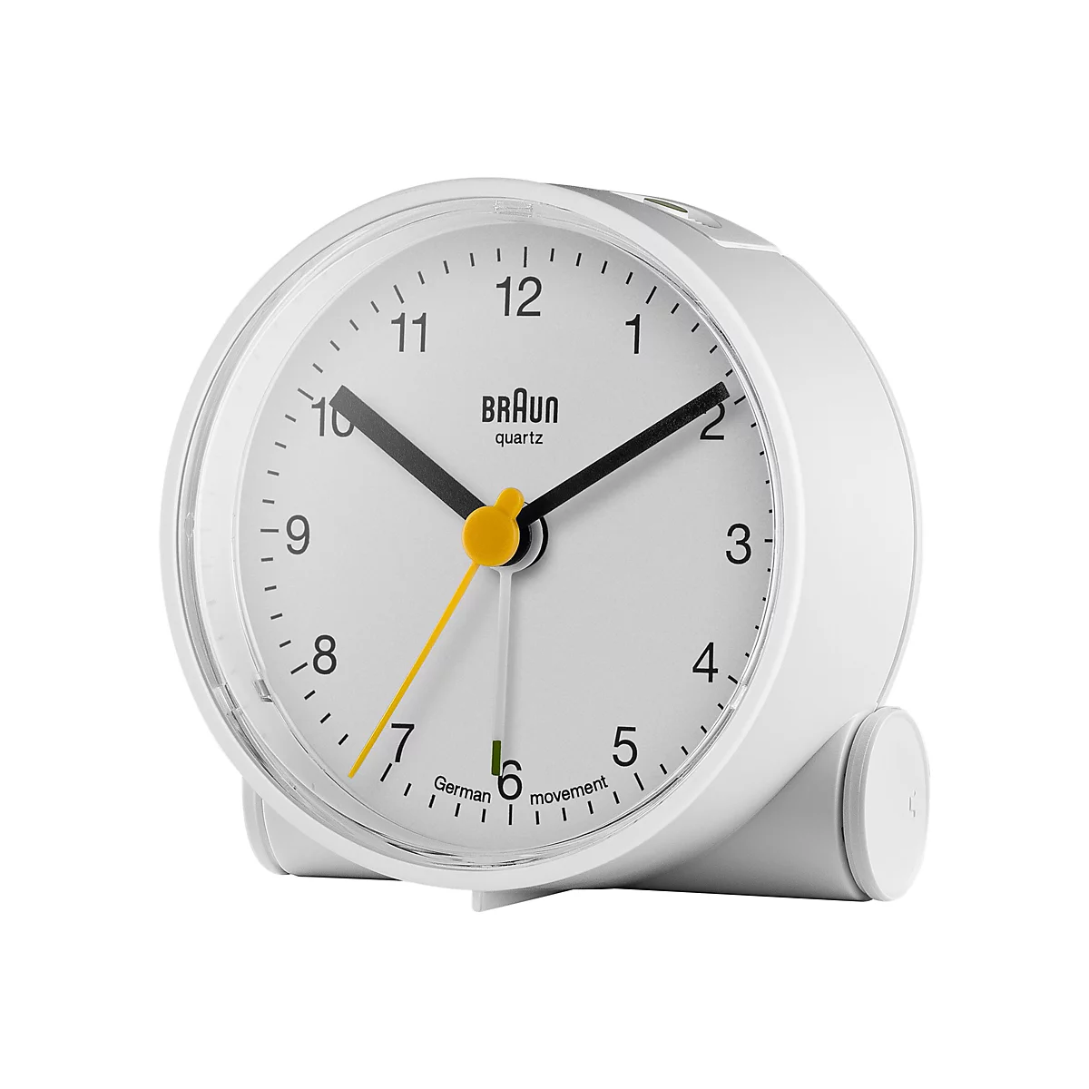 Weißer runder Braun-Wecker mit silbernem Zifferblatt, schwarzen Zeigern und einem gelben Sekundenzeiger.