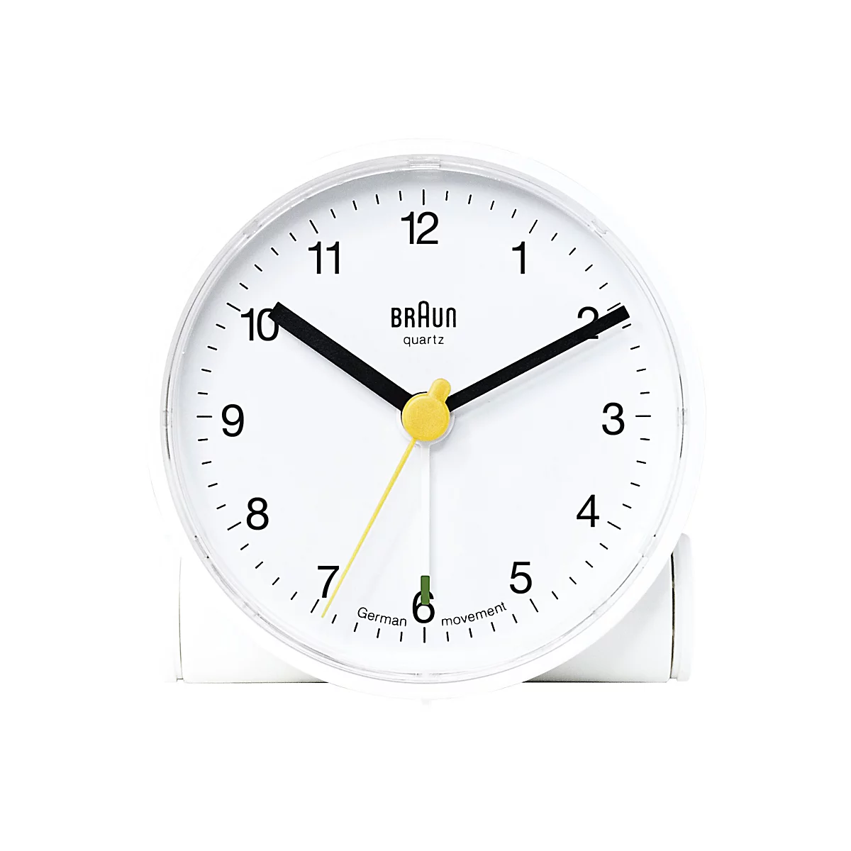 Weißer runder Braun Wecker mit schwarzem Ziffernblatt-Design, gelbem Sekundenzeiger und grünem Weckzeiger.