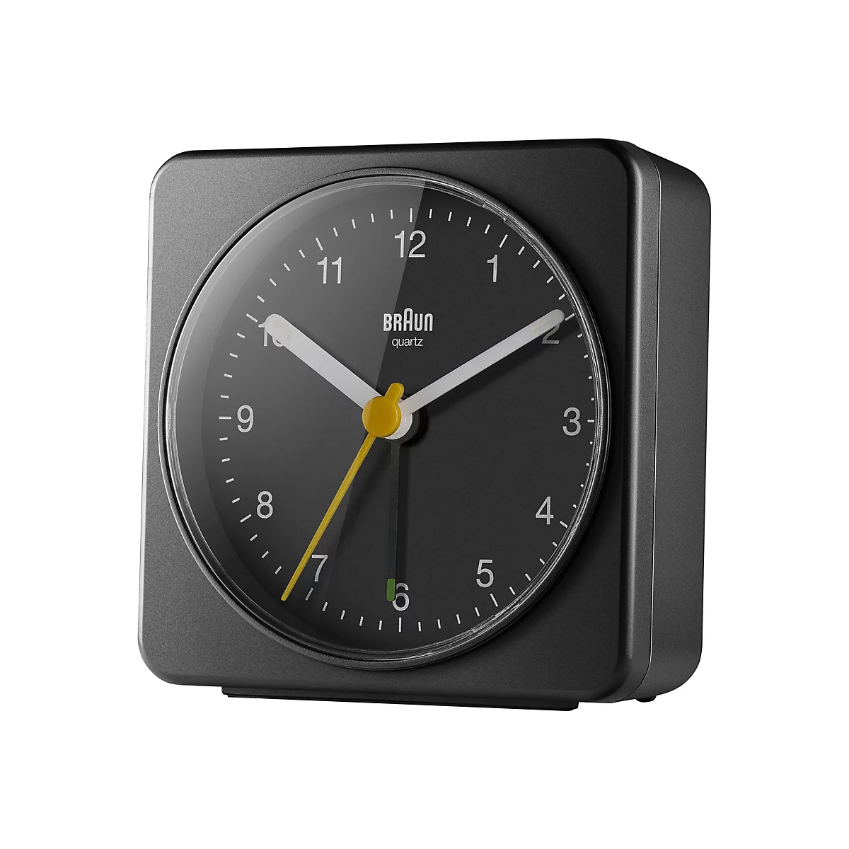 Schwarzer, quadratischer Braun-Wecker mit rundem Zifferblatt, weißen Ziffern und markantem gelben Sekundenzeiger.