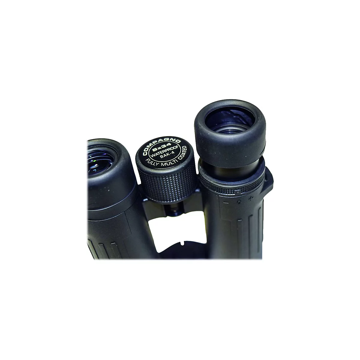 Nahaufnahme eines schwarzen Fernglases mit Fokusrad, auf dem Compagno 8x34, Waterproof, BAK-4 steht.