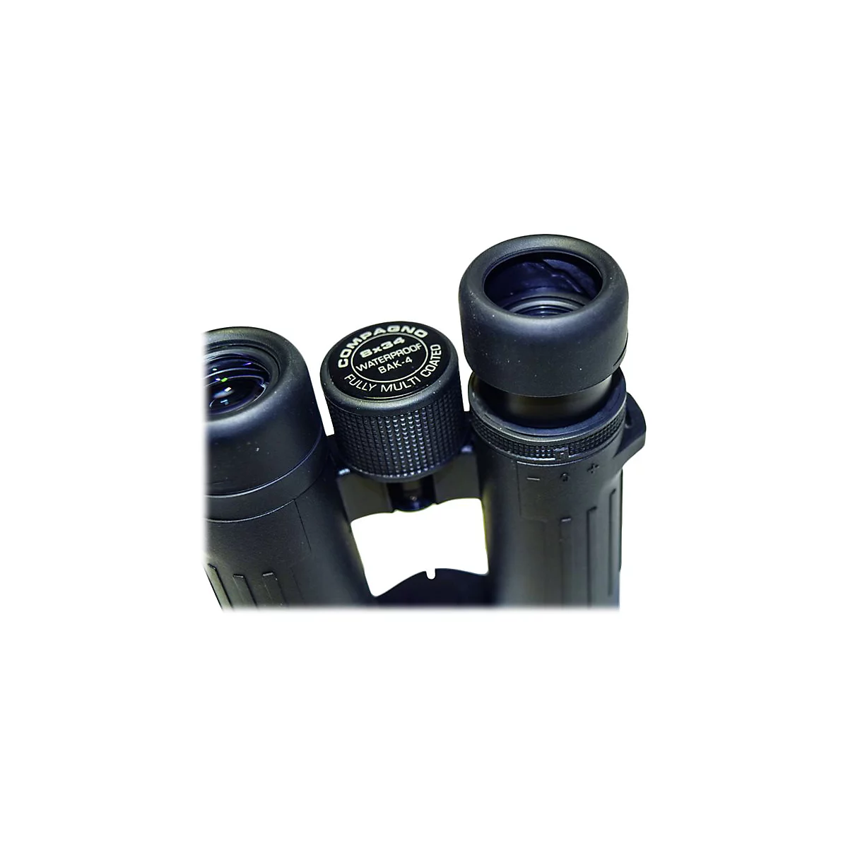 Nahaufnahme der schwarzen Fokussierungsschraube eines Compagno 8x34 Fernglases mit technischen Spezifikationen.