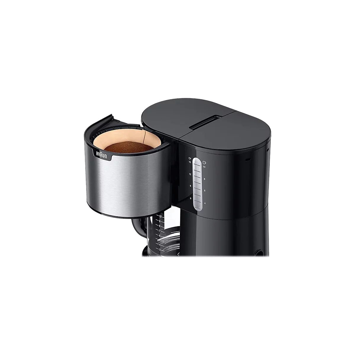 Braun Kaffeemaschine mit ausgeschwenktem Filterhalter, gefüllt mit Kaffeepulver vor weißem Hintergrund.