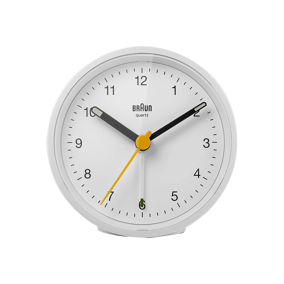 Weißer Braun Wecker mit schwarzem Ziffernblattdesign und gelbem Sekundenzeiger vor neutralem Hintergrund.
