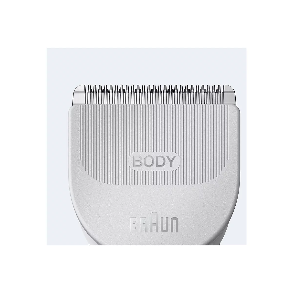 Nahaufnahme des hellgrauen Scherkopfs eines Braun Body-Trimmers mit feinen Metallklingen.