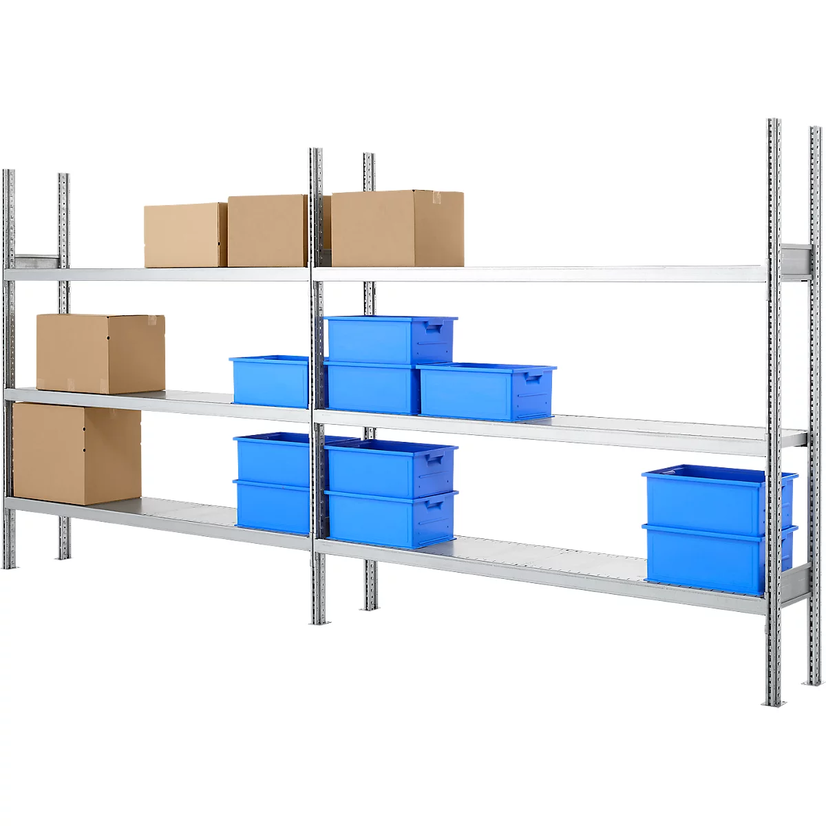 Stelling met drie planken. Op de planken staan kartonnen dozen en blauwe bakken.