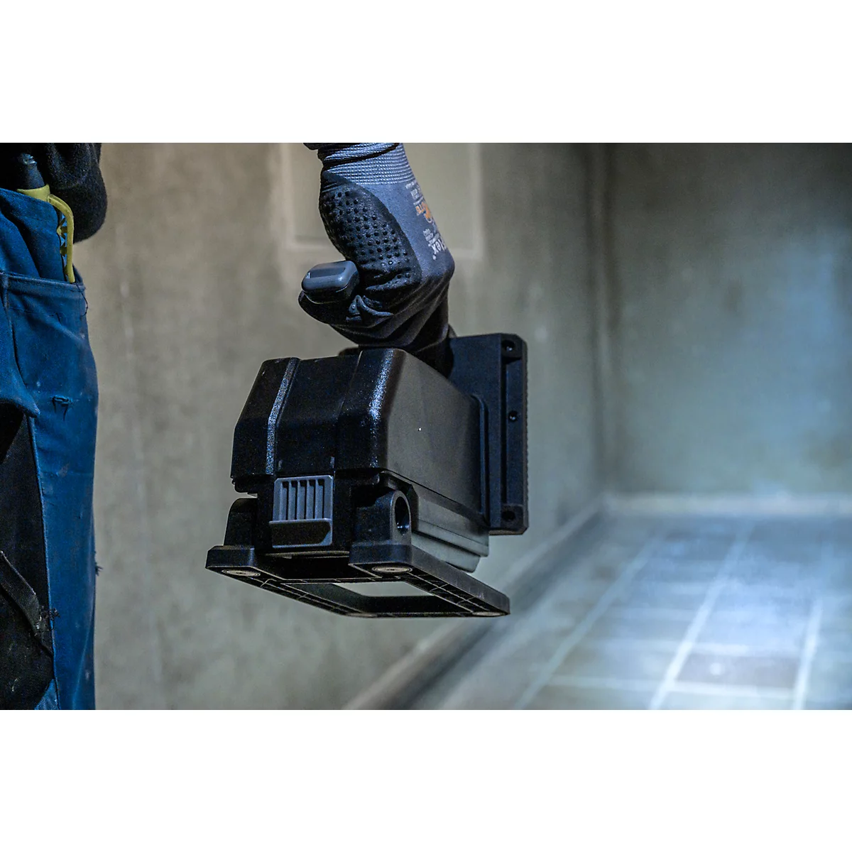 Brennenstuhl 2-in-1 oplaadbare handlamp &amp; werklamp HL 3000, 6500K, ergonomische handgreep, verstelbare magneetvoet, IP54, lichtbereik tot 200 m, zwart