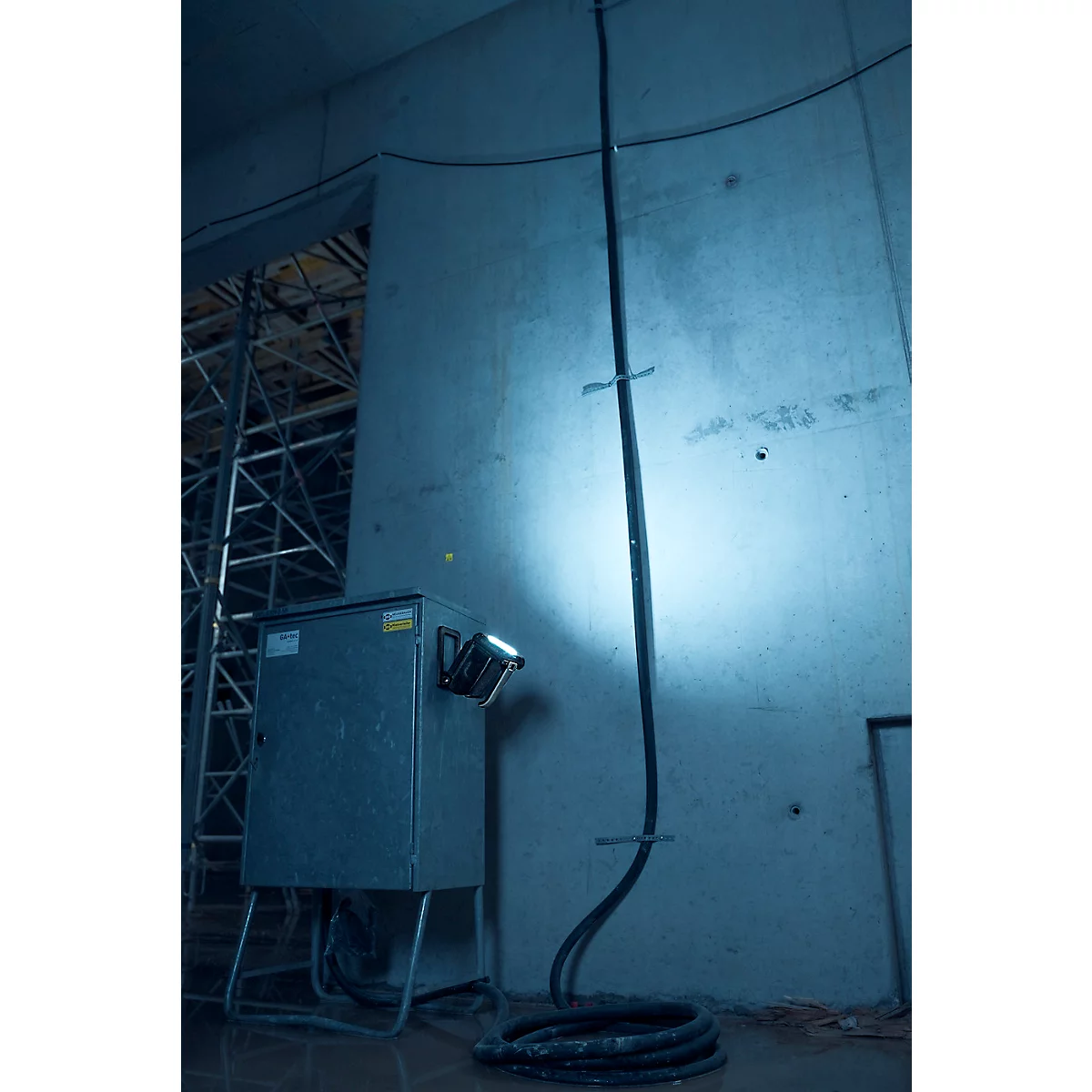 Brennenstuhl 2-in-1 oplaadbare handlamp &amp; werklamp HL 3000, 6500K, ergonomische handgreep, verstelbare magneetvoet, IP54, lichtbereik tot 200 m, zwart