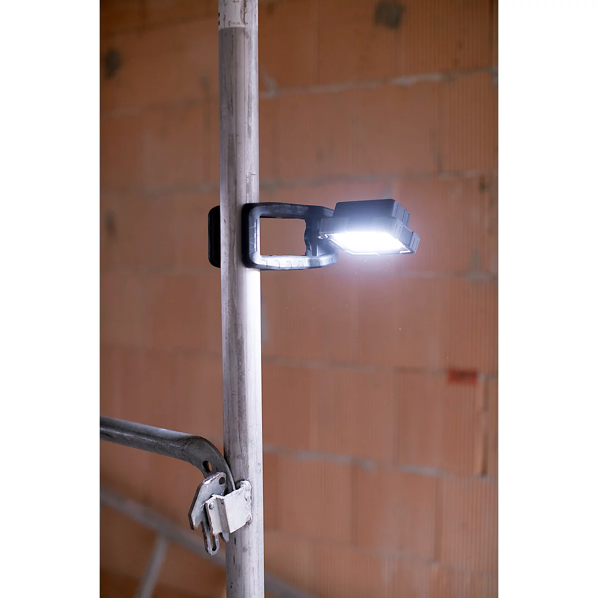 Brennenstuhl Akku-LED-Arbeitsleuchte CL 1050 MA, Clip-System, bis zu 12h, 950 lm, IP65, integrierte USB-Powerbank, schwarz