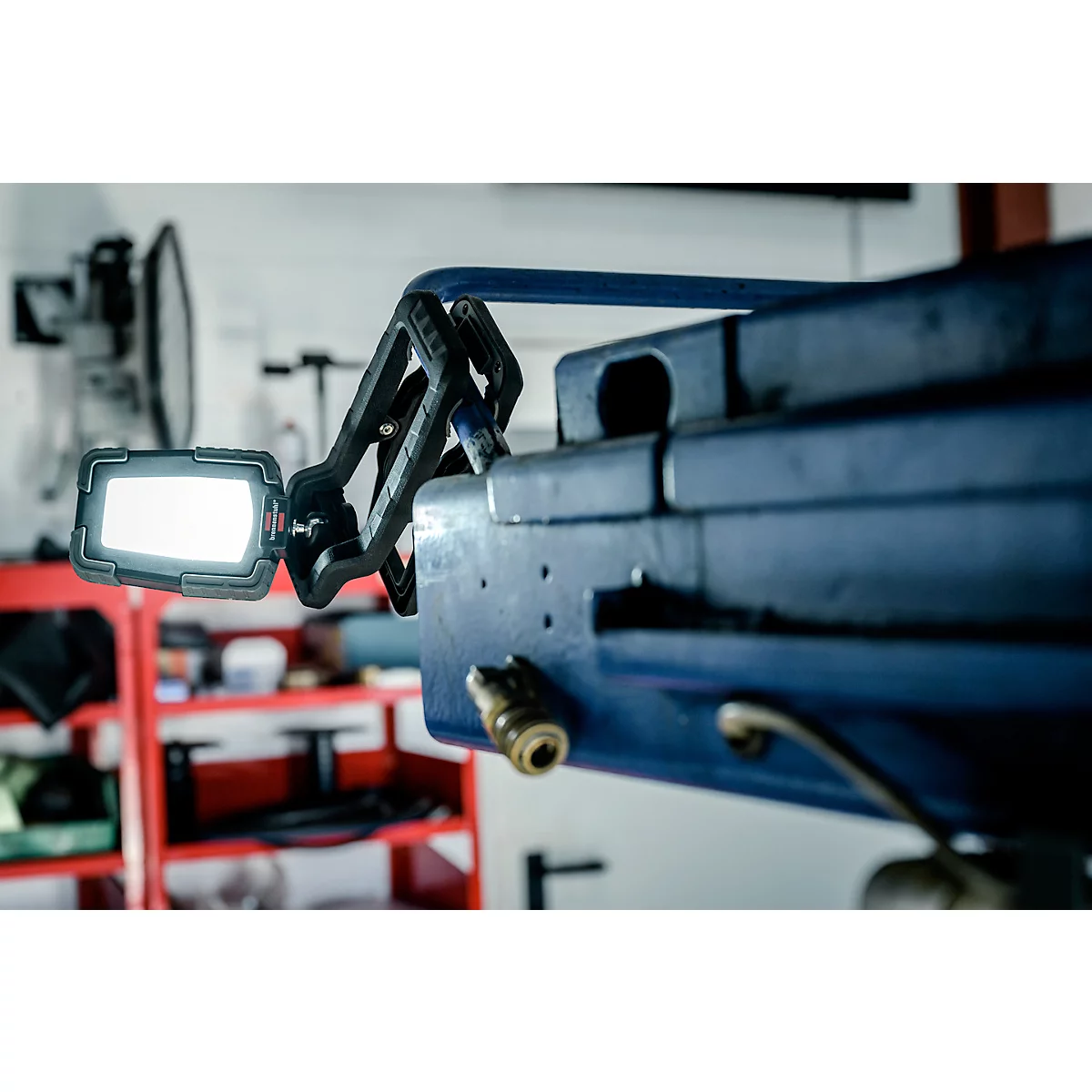 Brennenstuhl Akku-LED-Arbeitsleuchte CL 1050 MA, Clip-System, bis zu 12h, 950 lm, IP65, integrierte USB-Powerbank, schwarz