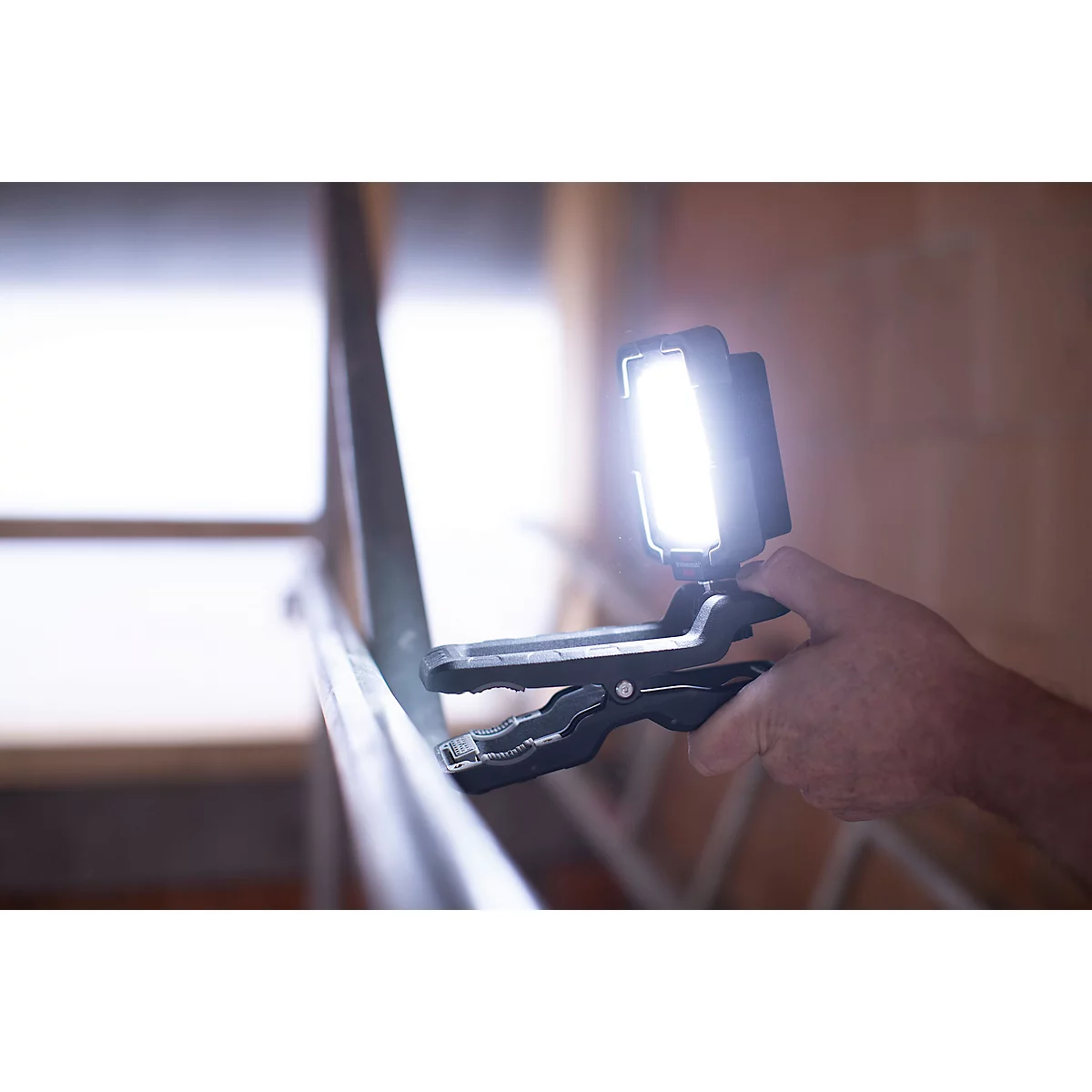 Brennenstuhl Akku-LED-Arbeitsleuchte CL 1050 MA, Clip-System, bis zu 12h, 950 lm, IP65, integrierte USB-Powerbank, schwarz