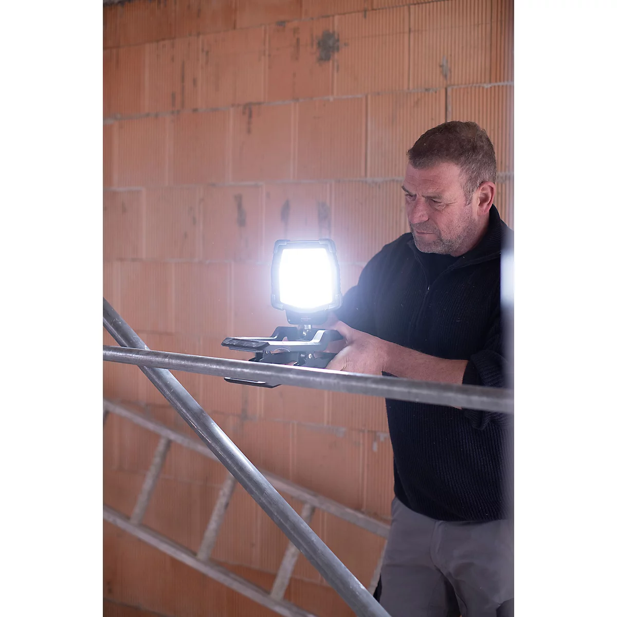 Brennenstuhl Akku LED Arbeitsstrahler CL 4050 MA, SMD-LEDs, orientation 360°, 3 niveaux de commutation, mobile, 3800 lm, IP65, USB Powerbank intégré, noir