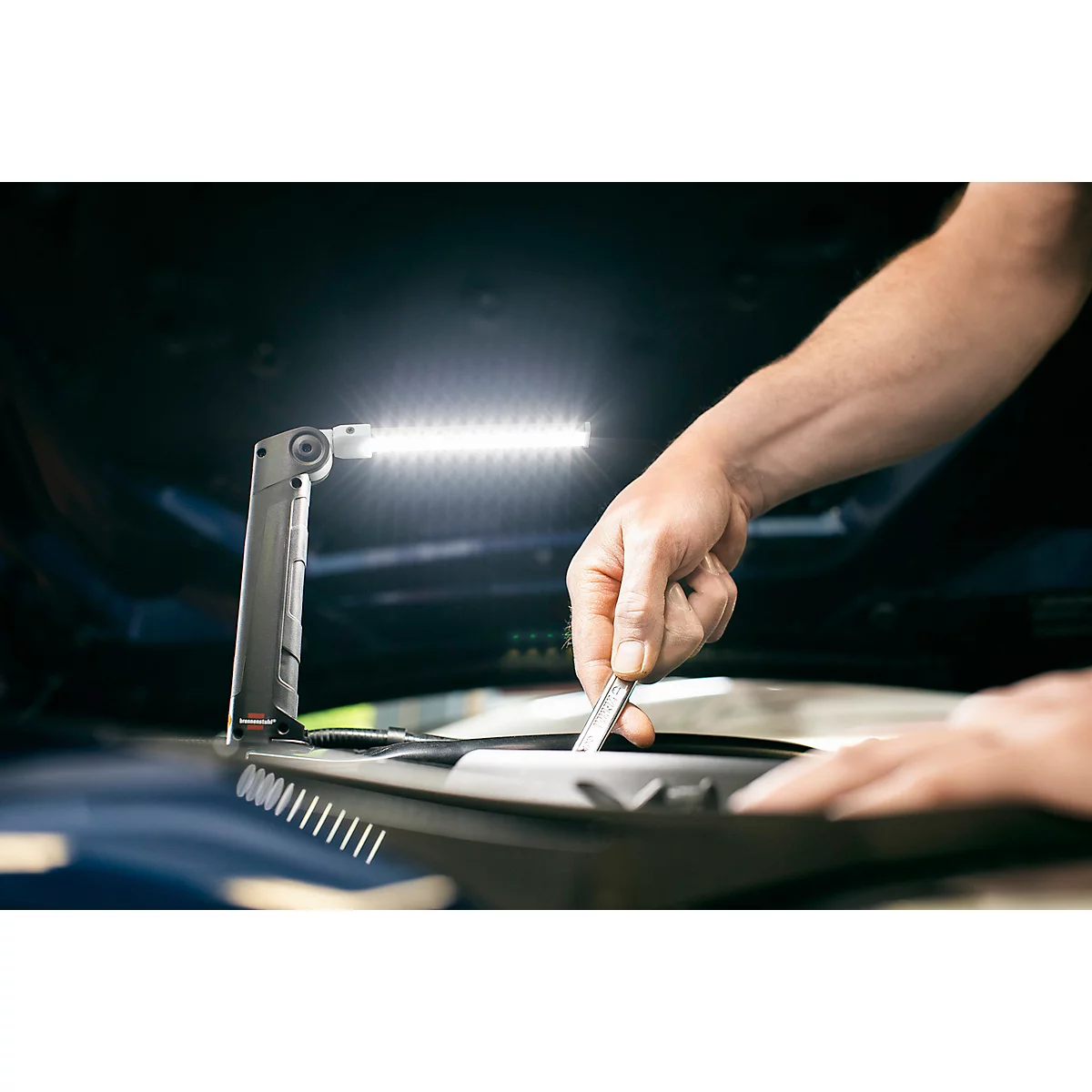 Ein schwarzes zylindrisches Gerät mit zwei runden Knöpfen, einem USB-Anschluss und einer rechteckigen Aussparung an der Oberseite.