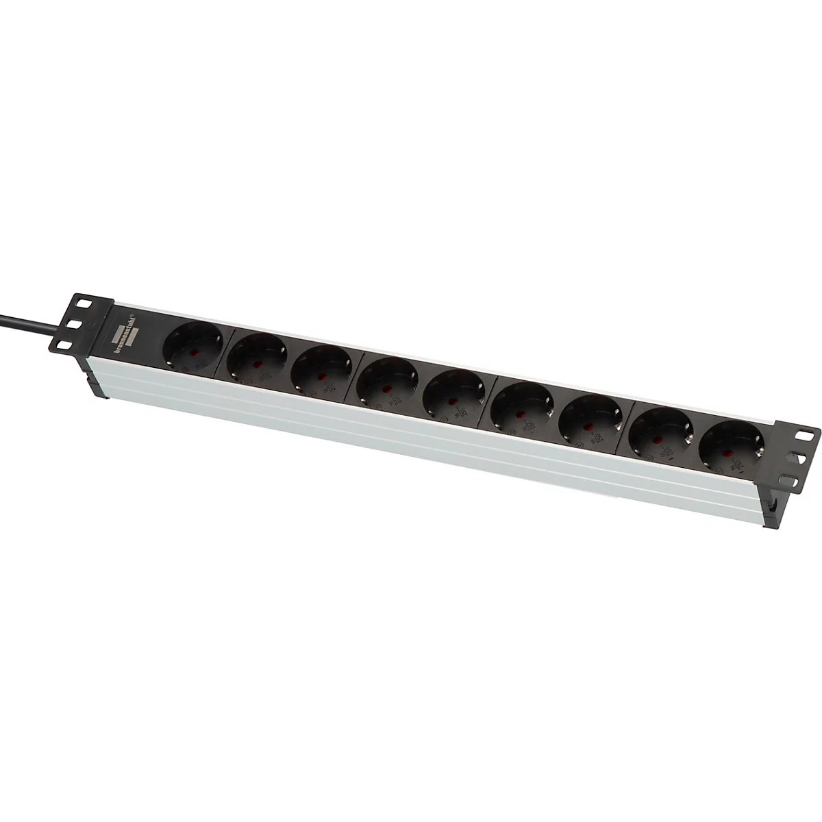 Detailopname van een serverrack: stekkerdoos met verlichte schakelaar. Stroomkabels en apparaten op de achtergrond.