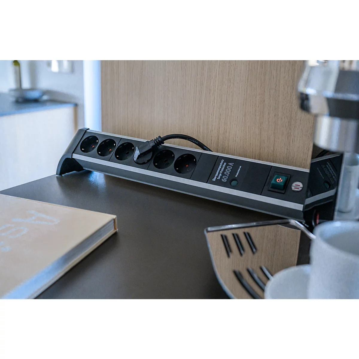 Brennenstuhl Alu-Office-Line 4-fach Steckdosenleiste, 2 USB-Ladebuchsen, Überspannungsschutz bis 60.000 A, 45°-Anordnung, 1,8 m Kabel, L 480 x B 105 x T 105 mm, schwarz/silber