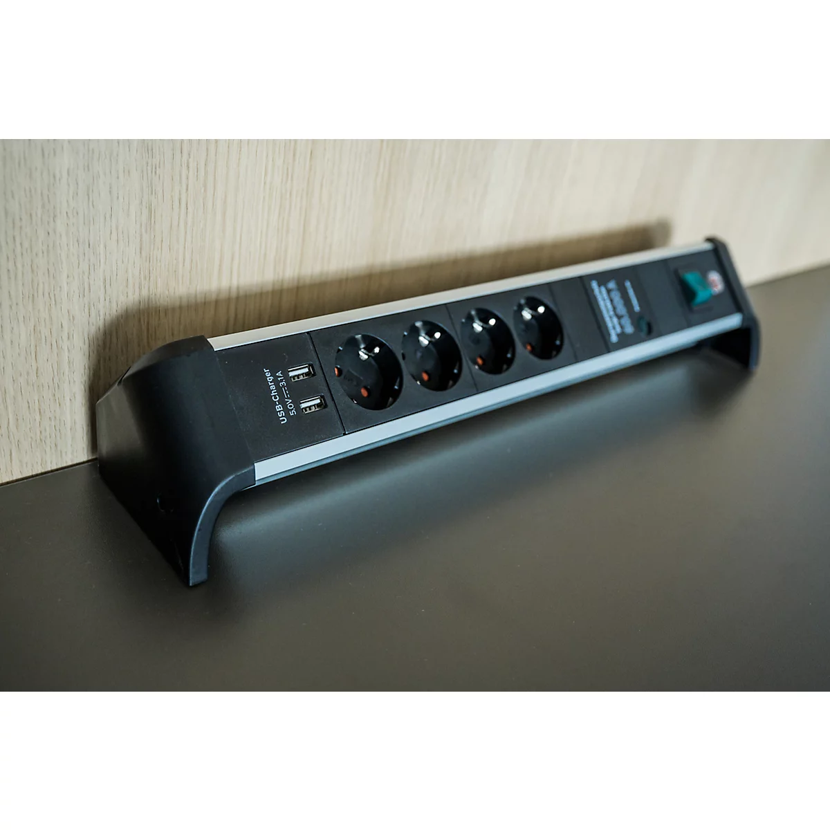 Brennenstuhl Alu-Office-Line 4-fach Steckdosenleiste, 2 USB-Ladebuchsen, Überspannungsschutz bis 60.000 A, 45°-Anordnung, 1,8 m Kabel, L 480 x B 105 x T 105 mm, schwarz/silber