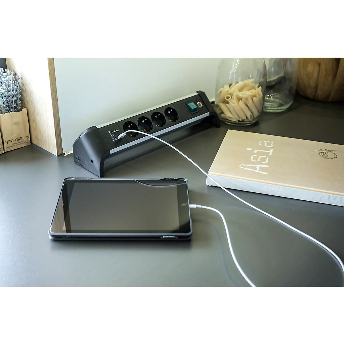 Brennenstuhl Alu-Office-Line 4-fach-Steckdosenleiste, mit USB-Ladefunktion, 45°-Anordnung, Aluminium, 1,8 m Kabel, L 390 x B 90 x T 105 mm, schwarz/silber