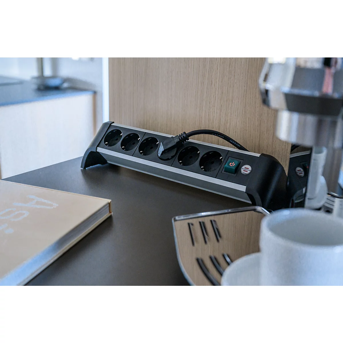 Brennenstuhl Alu-Office-Line 6-voudige contactdoosstrook, 6 contactdozen met randaarde, 45° opstelling, 3 m kabel, L 385 x B 115 x D 105 mm, zwart/zilver