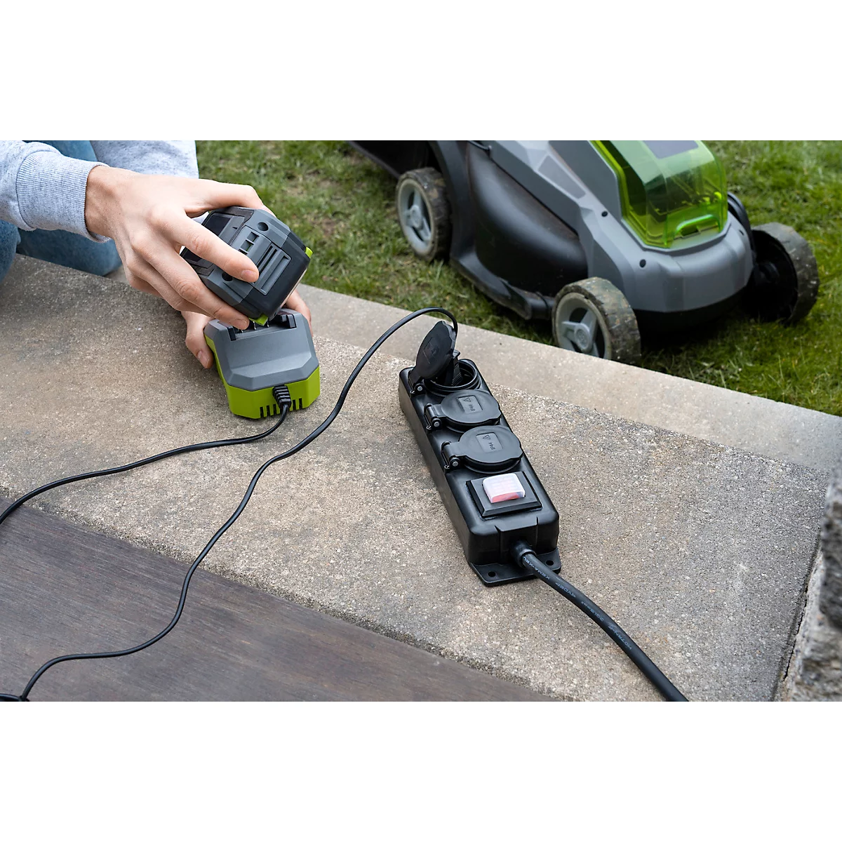 Brennenstuhl buitencontactdoosstrook, 3-voudig, met schakelaar, 2 m kabel, zelfsluitende afdekking, IP44, L 60 x B 340 x D 115 mm, zwart