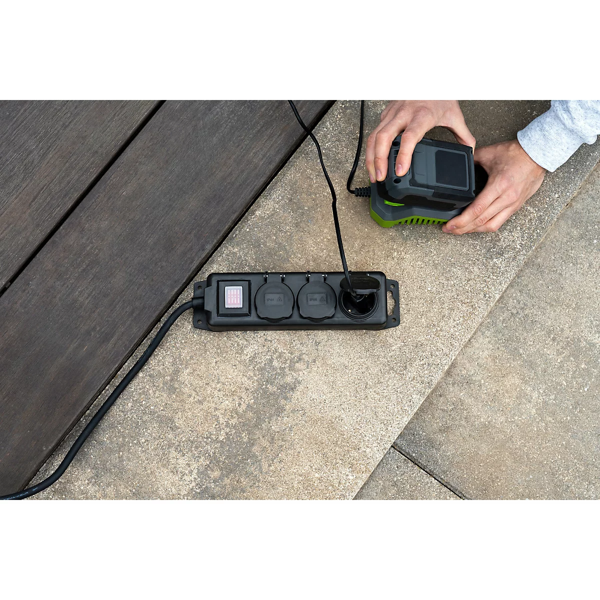 Brennenstuhl buitencontactdoosstrook, 3-voudig, met schakelaar, 2 m kabel, zelfsluitende afdekking, IP44, L 60 x B 340 x D 115 mm, zwart