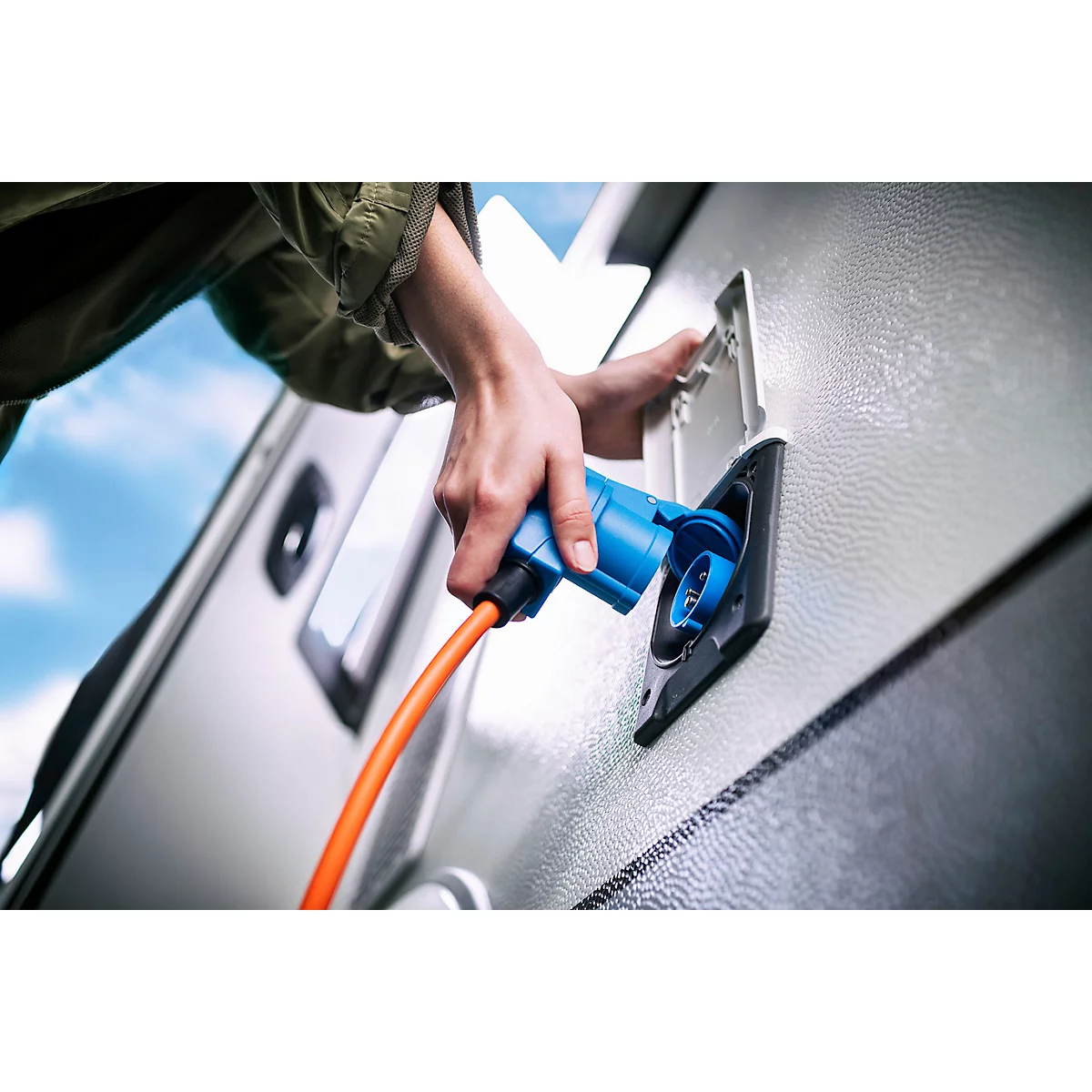 Rundes, rotes Symbol mit weißen Symbolen und Text: Ø, Kabel, 2,5 mm².