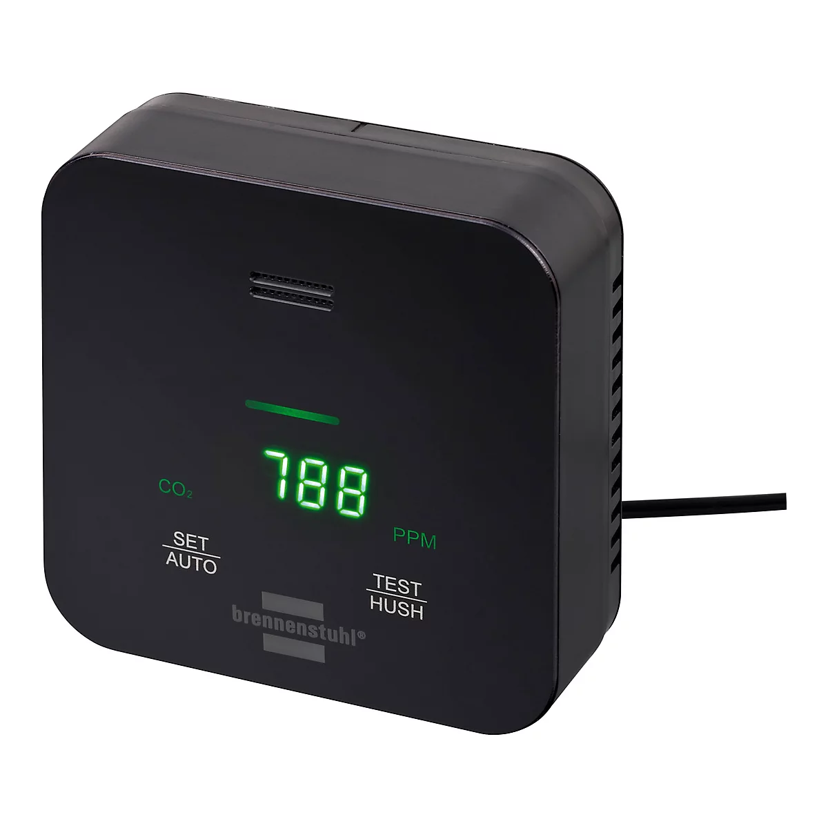 Een zwart apparaat met een groen display op een tafel. Op de achtergrond zit een persoon achter een laptop. Het display toont "751".