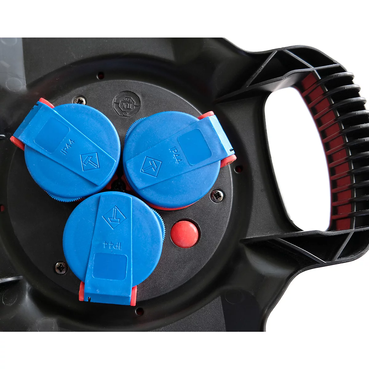 Gros plan sur une enrouleur de câble avec trois prises bleues, un bouton rouge et une poignée.